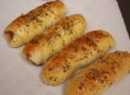 Pão recheado com calabresa.